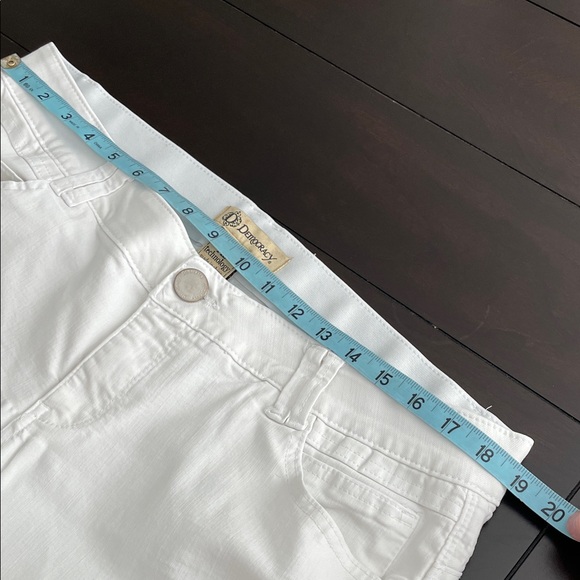 Democracy Women's Cropped White Jeans - Picture 5 of 9